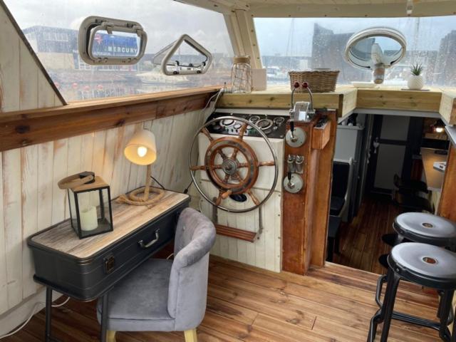 Exceptionnel Bateau Maison Reine Mathilde Ouistreham Exterior foto