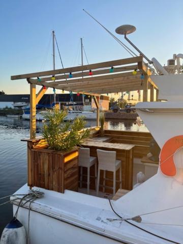 Exceptionnel Bateau Maison Reine Mathilde Ouistreham Exterior foto